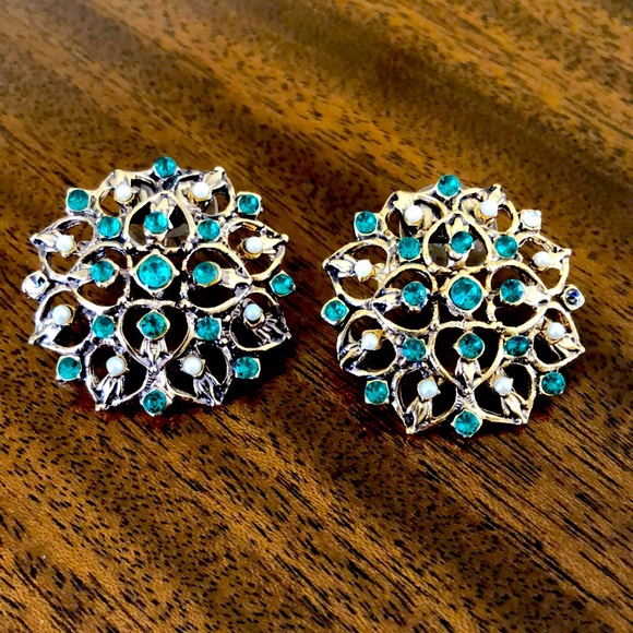 VINTAGE faux pearl and emerald gold tone pierced earrings - Picture 1 of 8